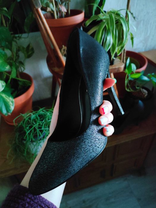 Szpilki Wojas antracytowe ze srebrnym zdobieniem