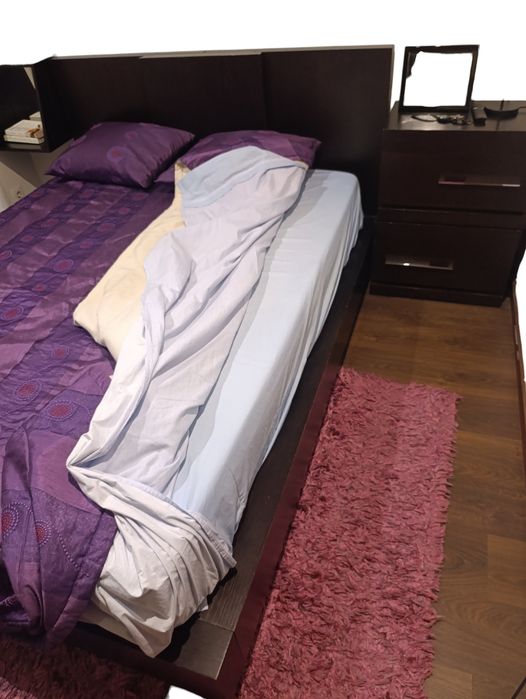 Cama de casal +mesinhas de cabeceira