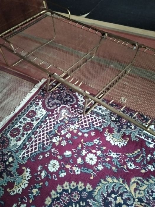 Розкладне ліжко з дерев'яною спинкою