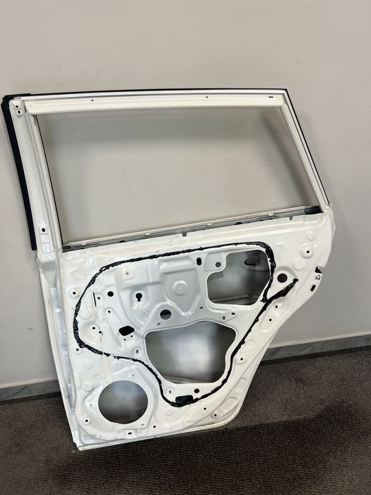 Drzwi tył prawe Toyota Auris II  kod 070 18 rok HB