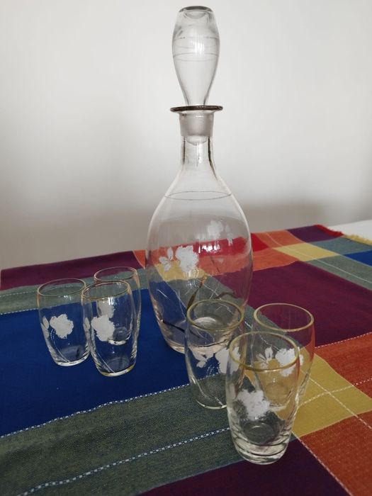 Licoreira com 6 copos vintage ( muito antigos)