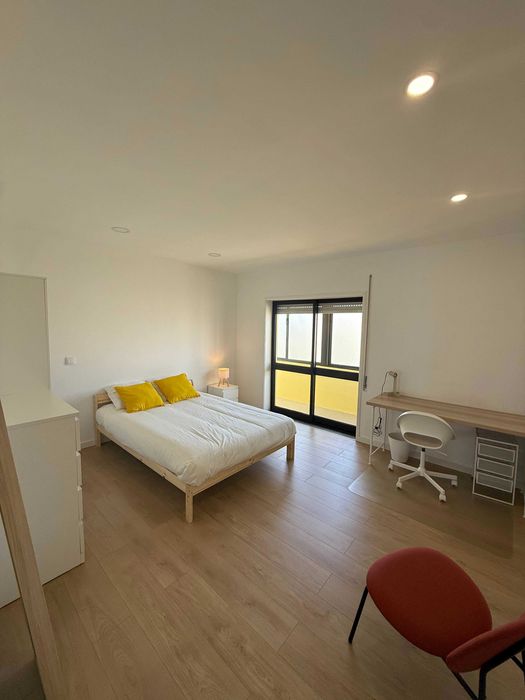 Suite moderna e espaçosa com despesas incluídas