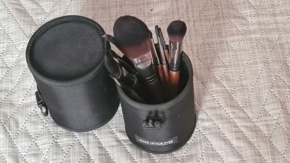 Pinceis e bolsa makeup forever