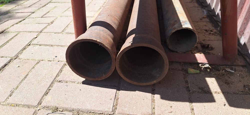 Trzy rury żeliwne 100mm z kielichem 200 cm długie
