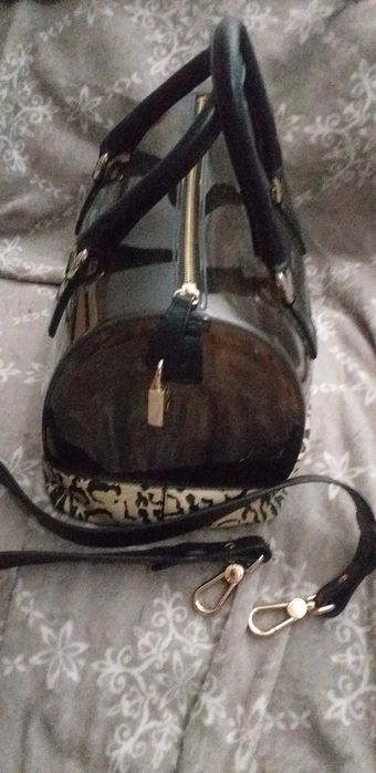 torebka kuferek Furla Candy czarna ze panterką i skórzanymi rączkami