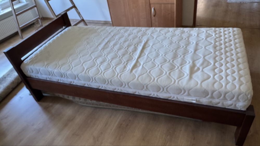 Łóżko z bardzo dobrym materacem