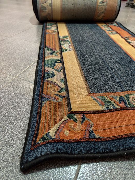 Carpete Multicolor em tons de azul, Amarelo e laranja - 3,8m x 68 cm