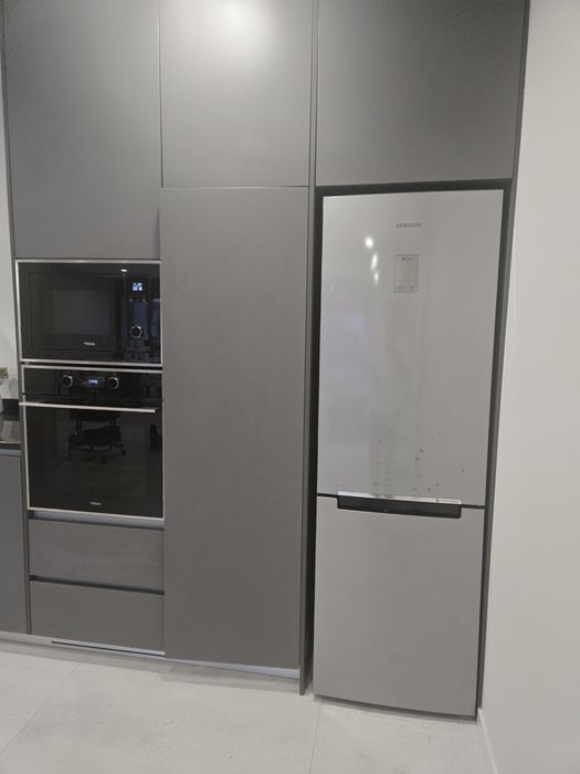 Cozinha com alguns electrodomésticos com 6 meses de utilização