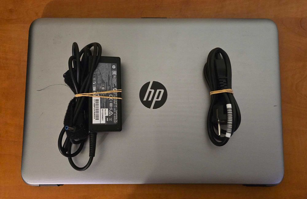 HP 15-AY536nw/i3/8gb/240gb ssd/Radeon R5 2gb/ zasilacz