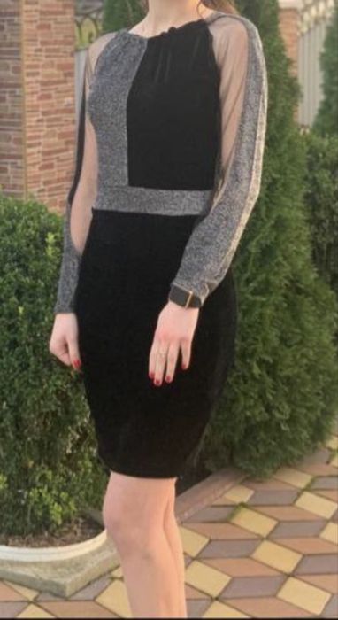 Сукня виглядає дуже шикарно, ідеально сідає по фігурі