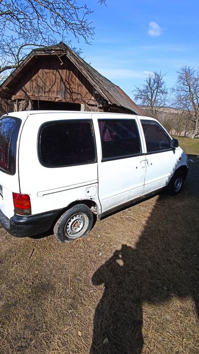 Nissan venete 2000рік