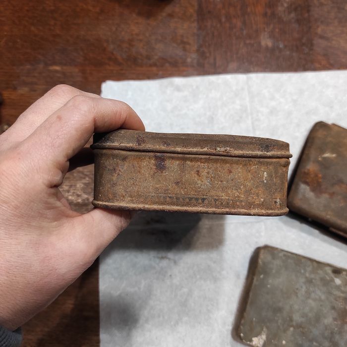 Stare metalowe pojemniki papierośnica