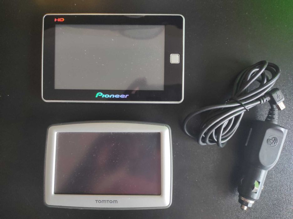 Лот GPS-навігаторів Pioneer та TomTom + автозарядка