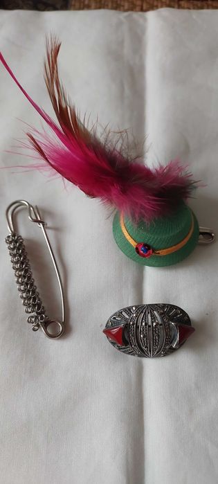 Pregadeiras, bijuteria e prata