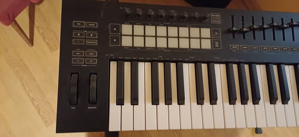 Launchkey 61 novation klawisze MIDI