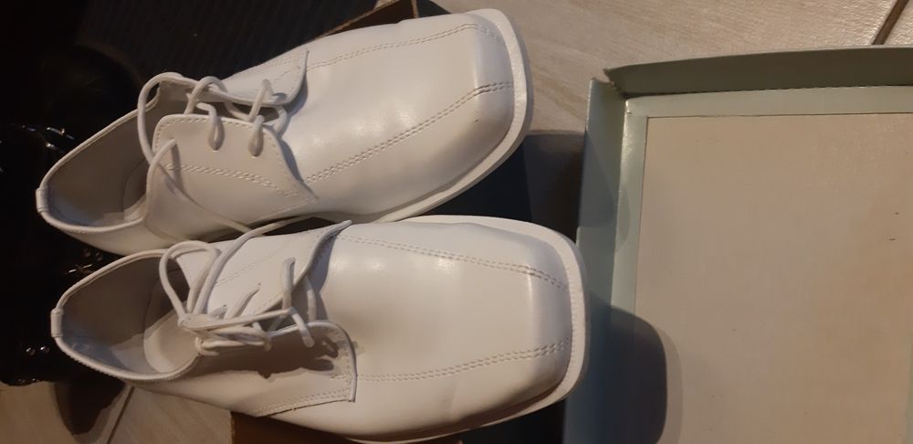Buty chłopięce białe
