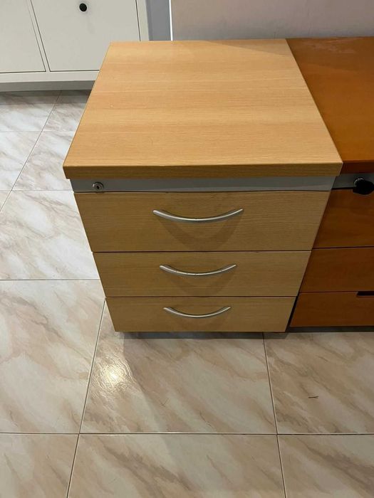 Bloco de Gavetas de madeira clara