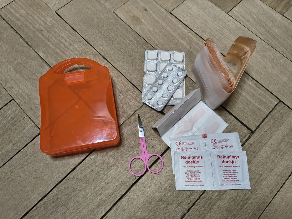 Mini mała apteczka pojemnik na plastry leki do torebki na wyjazd