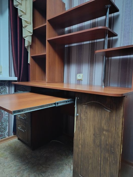 Продам комп'ютерний стіл, б/у в гарному стані