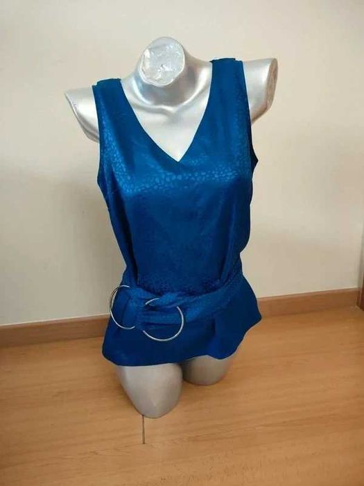 Blusa da SHEIN, S (36), é uma peça casual e elegante que se destaca pela sua textura e brilho