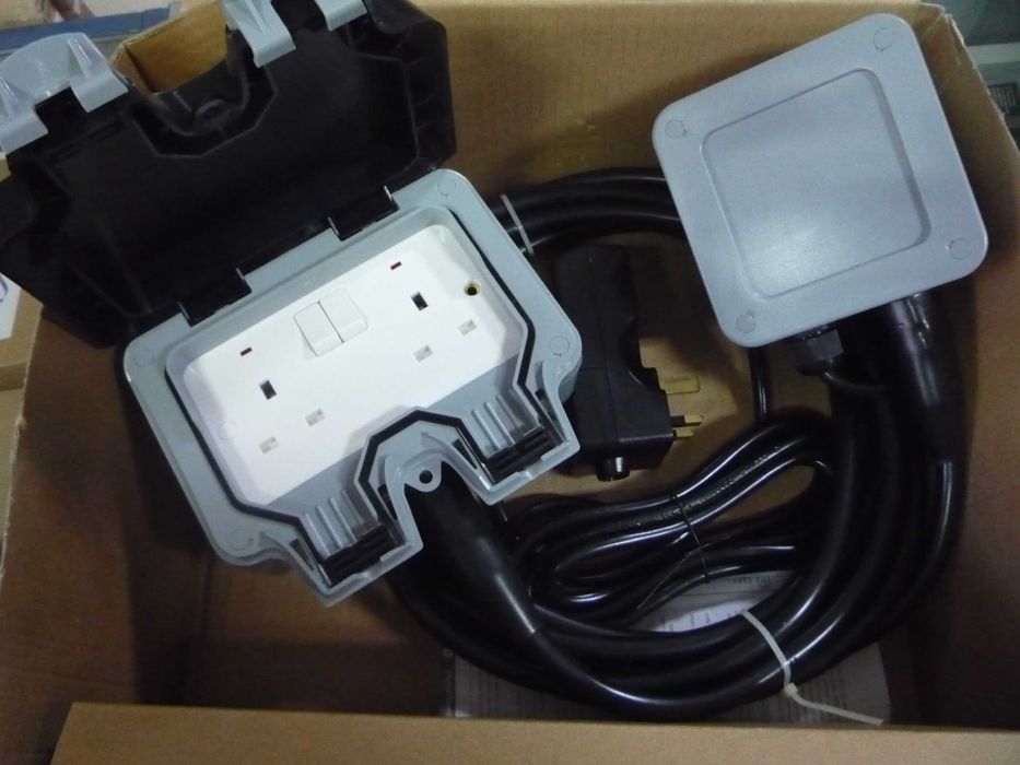 Gniazdko z przełącznikiem + Rozdzielnia hermetyczna  wtyki UK