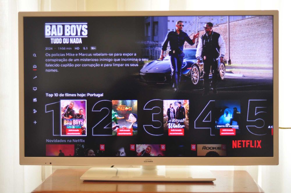 televisão smart tv 32 polegadas, de cor branca, em excelente estado