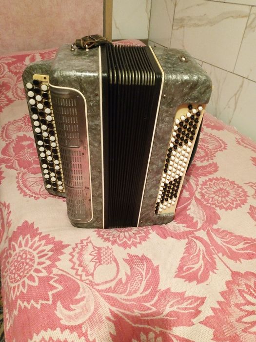 Продам баян Мелодия гарний стан.