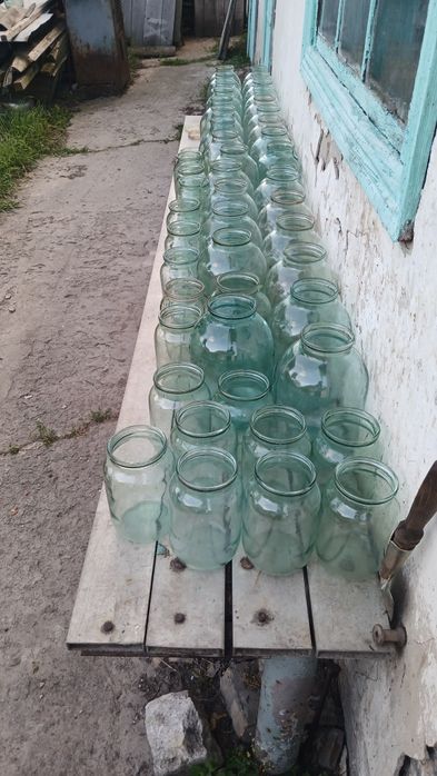 Банки на:4; 3 літри.