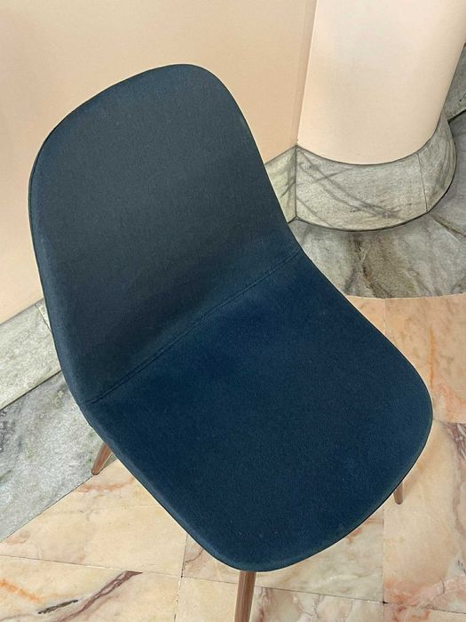 Cadeira elegante de tecido azul escuro
