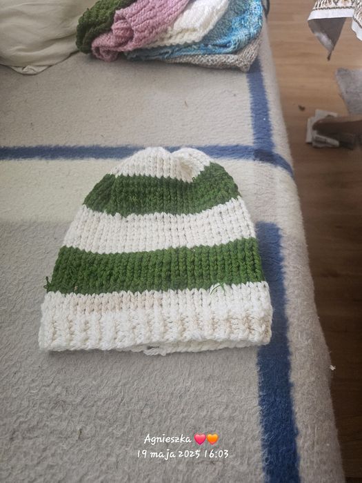 Czapka wykonana na drutach