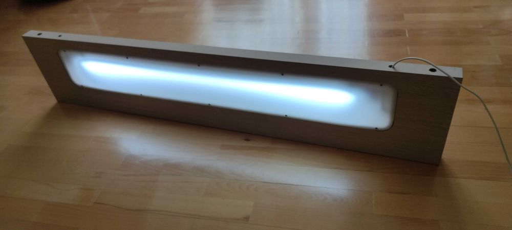 Полиця з підсвіткою кріпиться до стін