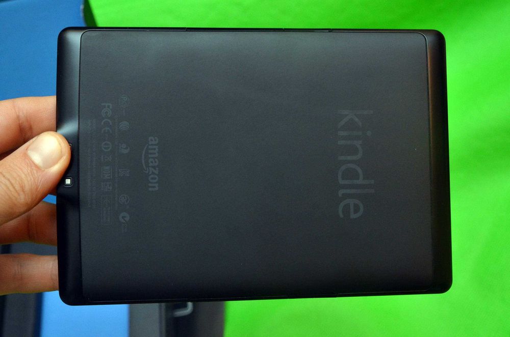 Электронная книга Kindle Wi-Fi Читає всі формати книг.