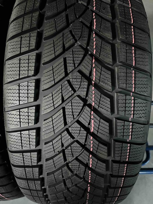 255/40/21 R21 Goodyear Ultra Grip Perfomance + SUV 4шт нові зима