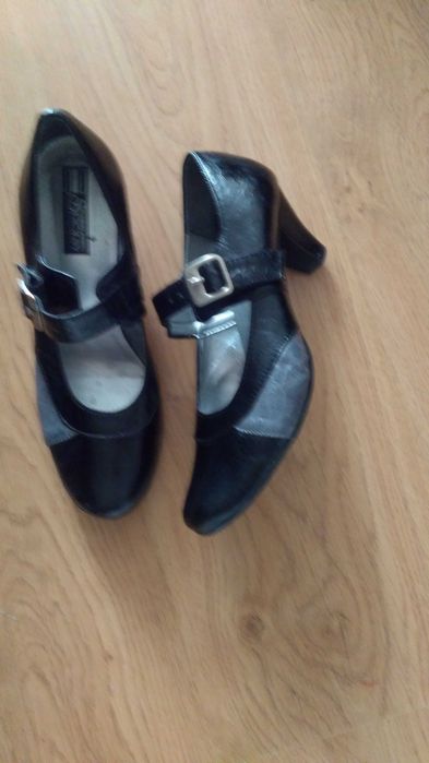 Buty damskie na obcasie 39