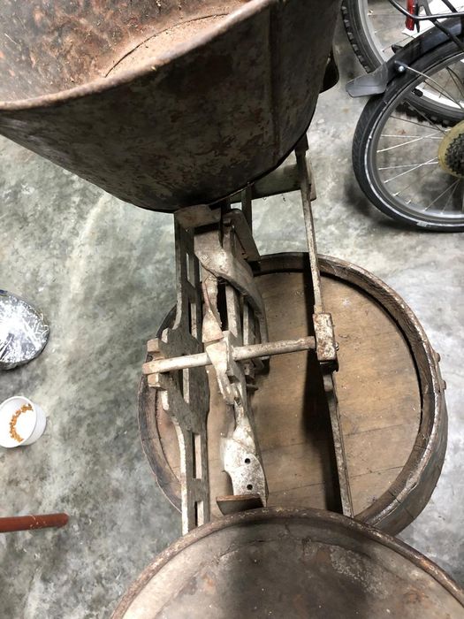 Balança antiga de pratos
