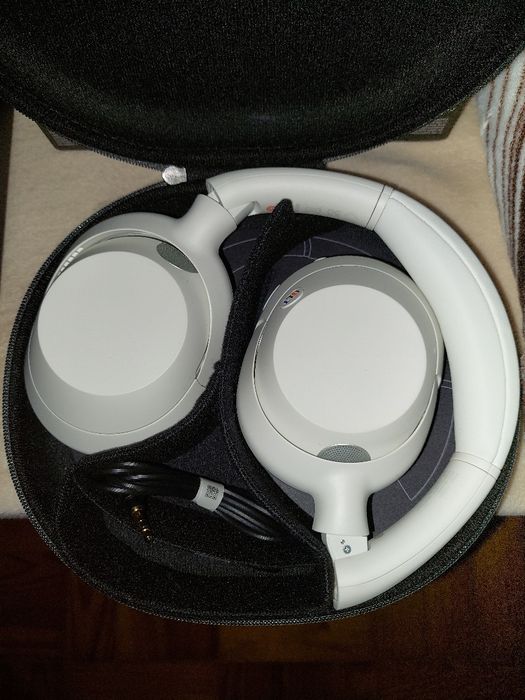 Vendo Auscultadores Bluetooth SONY ULT novos. Cor Branco