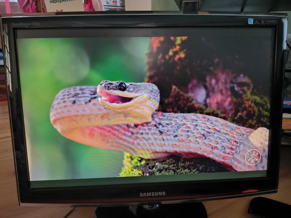 Samsung 22 дюймов в отличном состоянии с кабелями