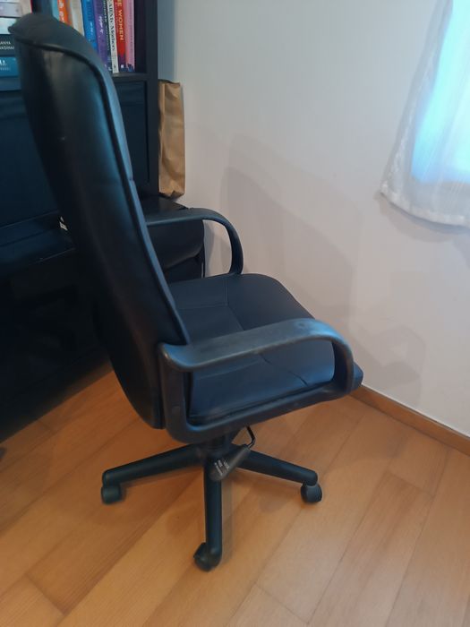 Cadeira de escritório em couro e regulável