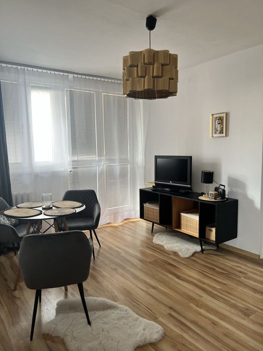 Mieszkanie w centrum – dużo prywatności | Obok Sky Tower | Balkon, salon, winda, parking