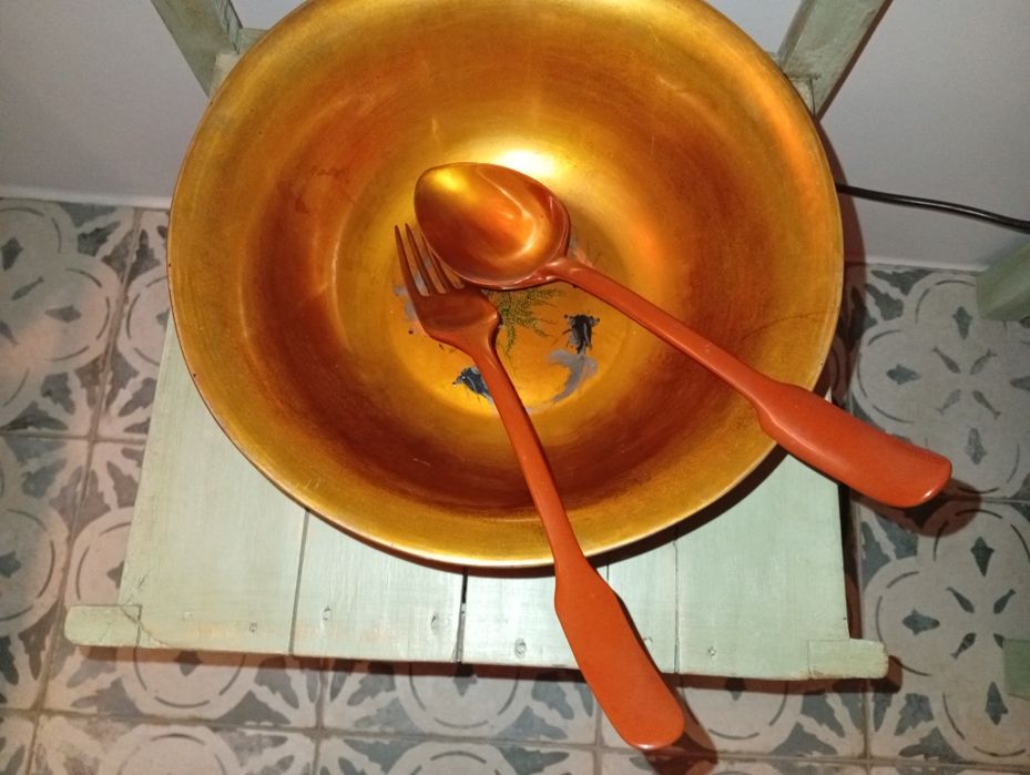 Stara misa z laki z łyżką i widelcem