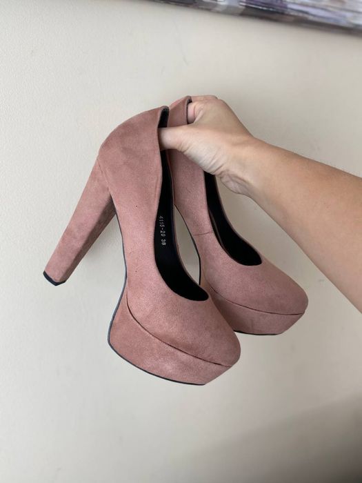 Buty na słupku na platformie VICES 38.