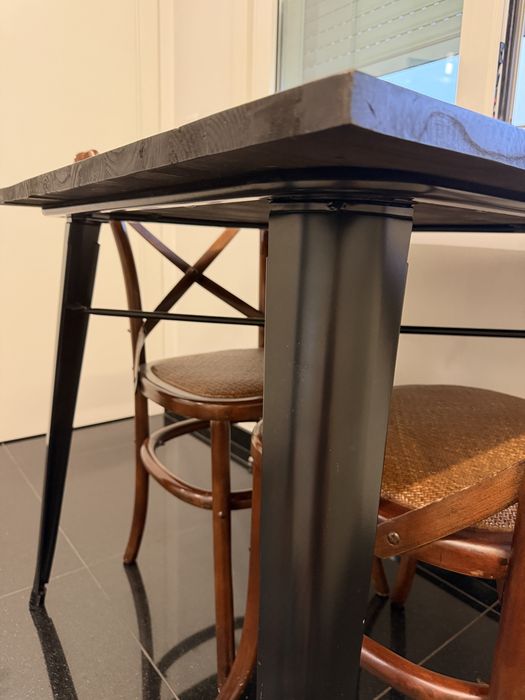 Mesa Cuadrada 80 × 80 cm de madeira com pés de metal