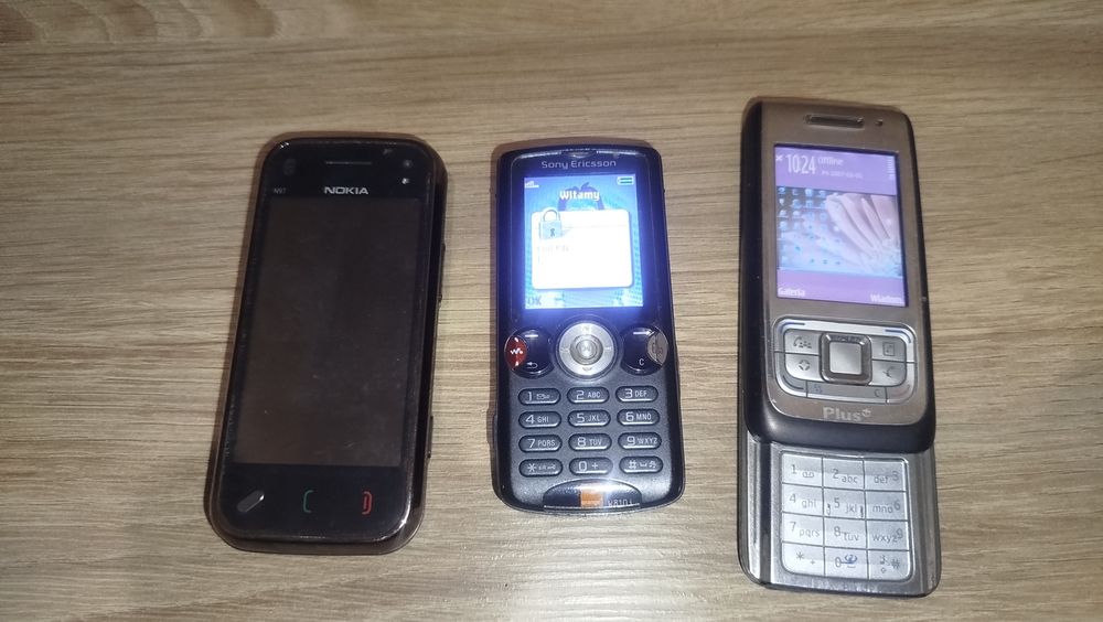 Przestarzałe telefony komórkowe Nokia i Sony Ericsson