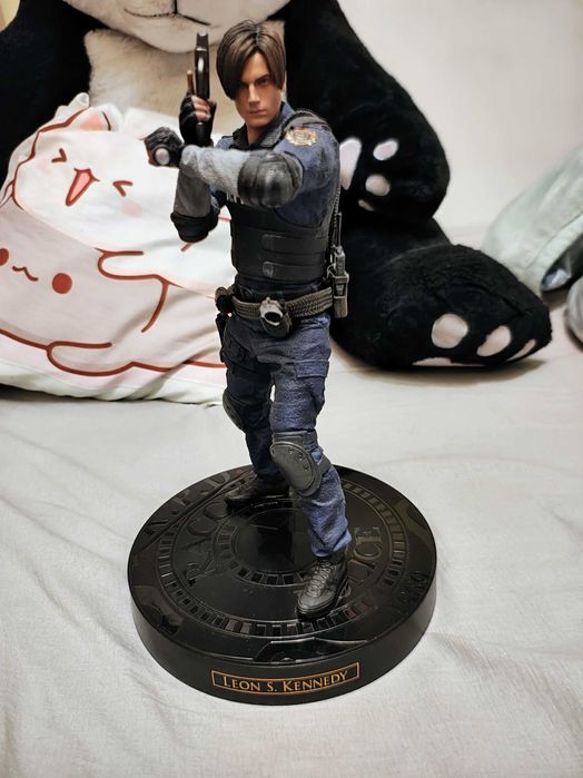 Resident Evil 2 Edycja Kolekcjonerska PS4 z figurką Leon S. Kennedy