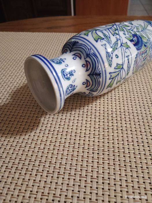 Porcelanowy wazonik z motywem ryb.