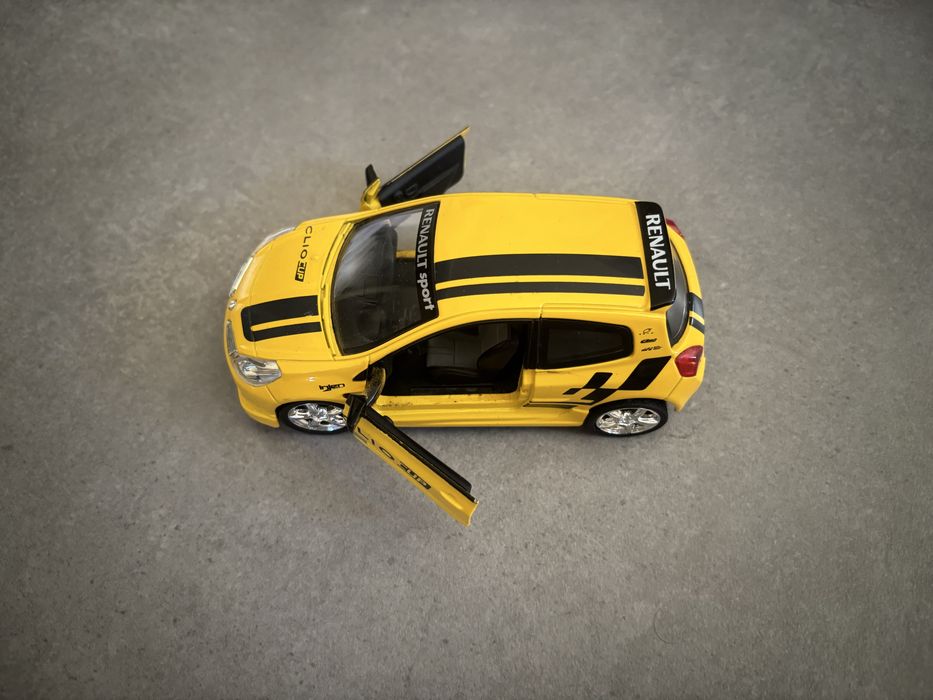 Model Uni Fortune skala 1/32 Renault Clio 3 RS pull back