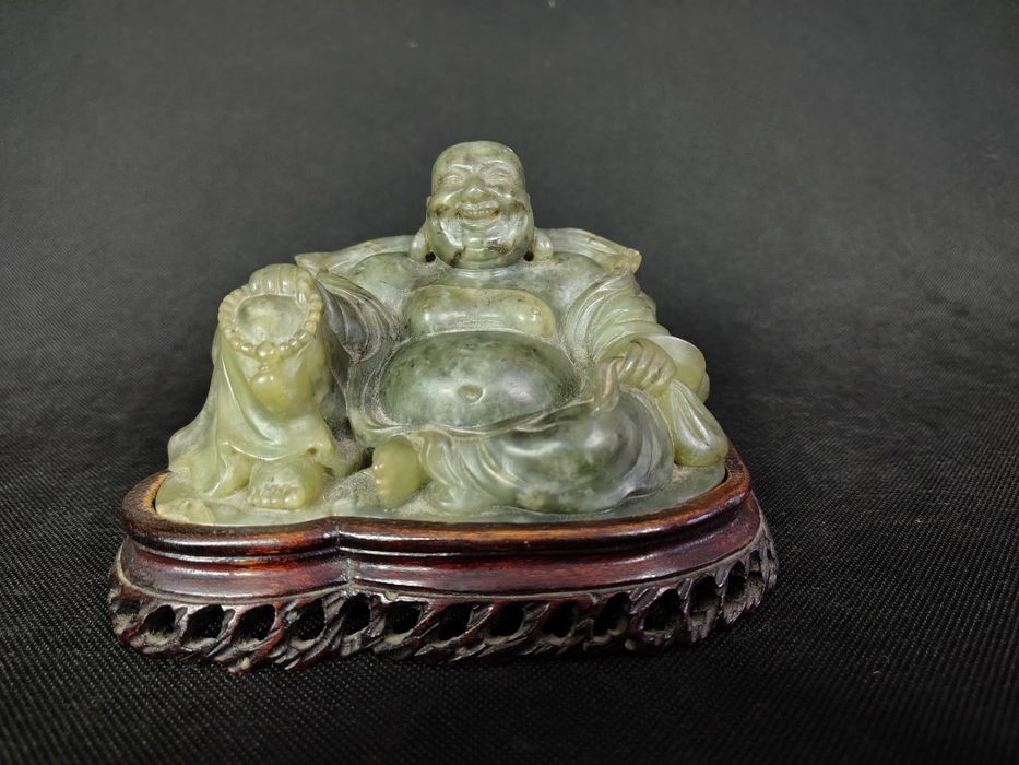 Uśmiechniety kamienny Budda Azja orient jadeit