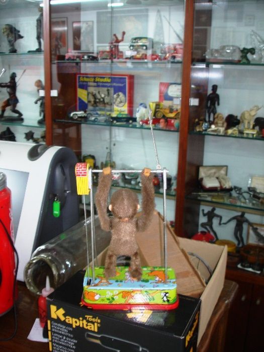 Brinquedo Macaco Acrobata a pilhas