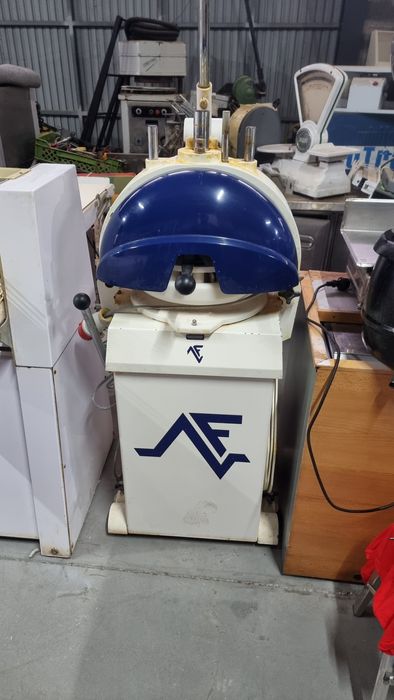 Divisora Semi-Automatica Ferneto