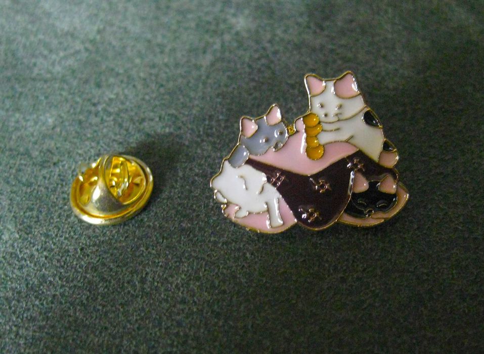Pin Metálico Gatos a Brincar NOVO